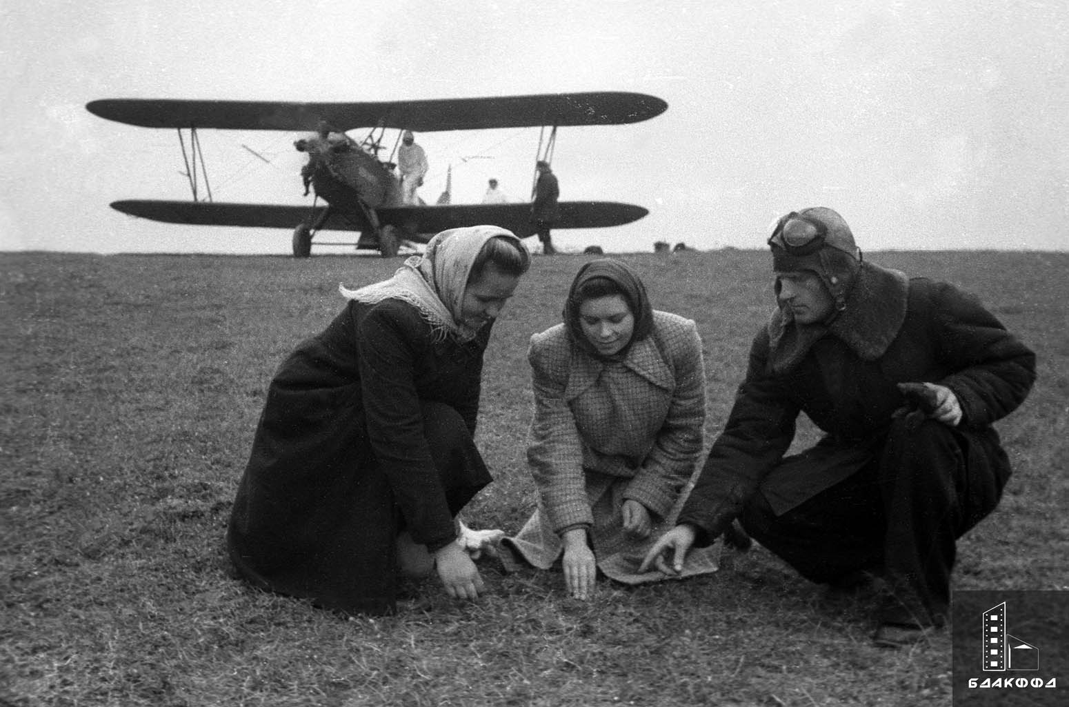 Agronomist of Gorodishchenskaya MTS E.Knepa, agronomist of the regional agricultural administration V.V.Kabanova and civil aviation pilot V.K.Degtyarov inspect the winter rye crops pollinated with pesticides of the kolkhoz. Rokossovsky Gorodishchensky district-стр. 0